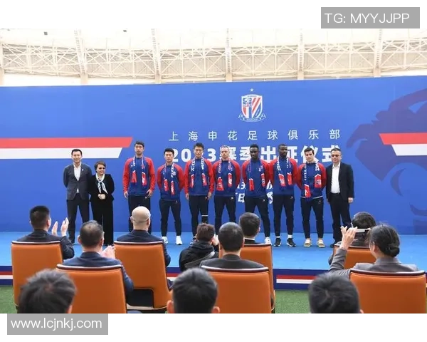 深圳足球队的拼搏历程与荣耀时刻全景纪实 深圳足球队的拼搏历程与荣耀时刻全景纪实